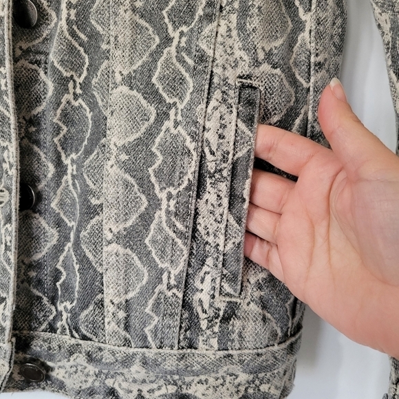 Blank NYC Women's Snake Along Python Print Denim Jacket size XS - Picture 5 of 12